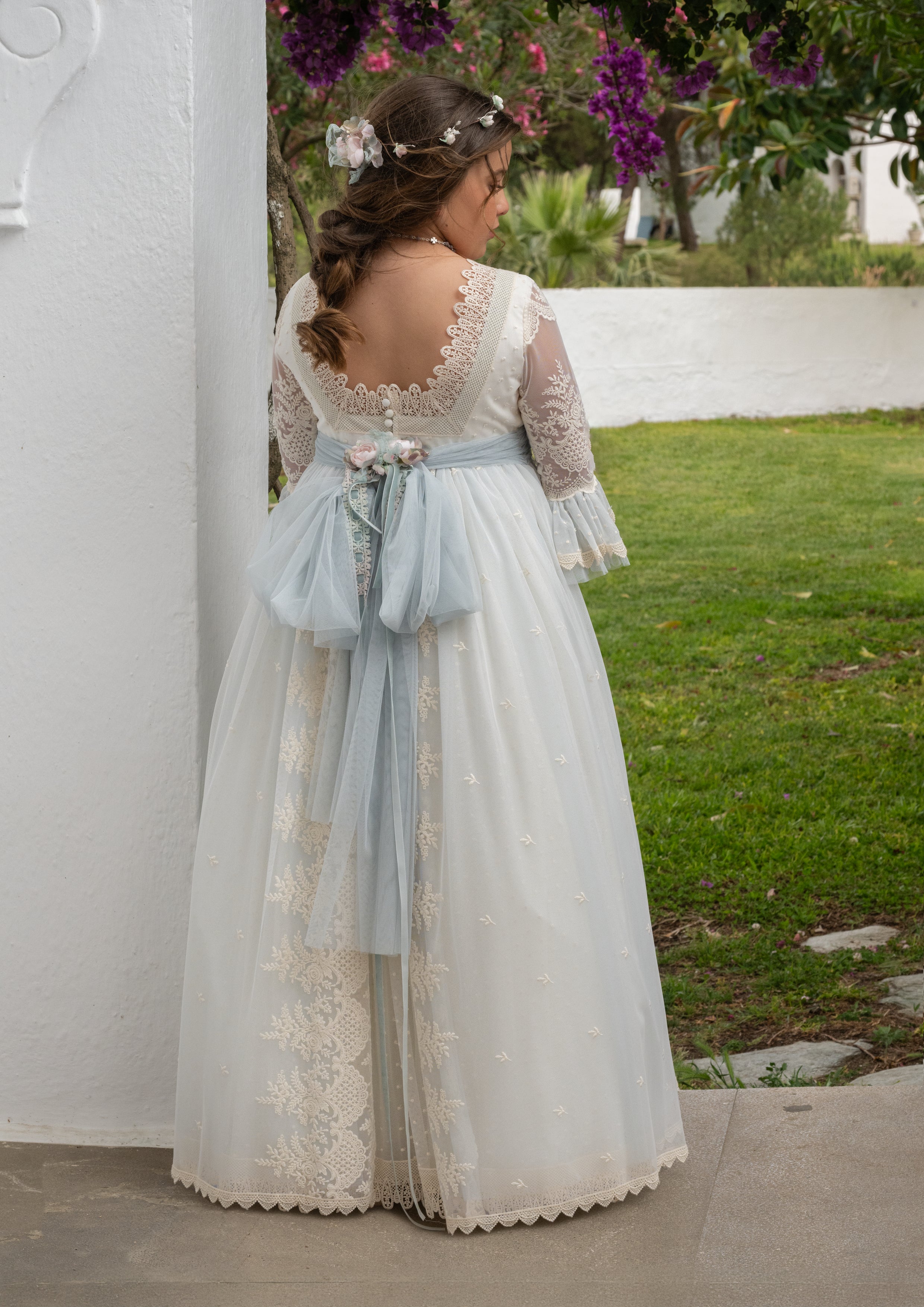 Vestido crudo decorado con bordado y detalles azul claro CAYETANA - marca Manuela Macías