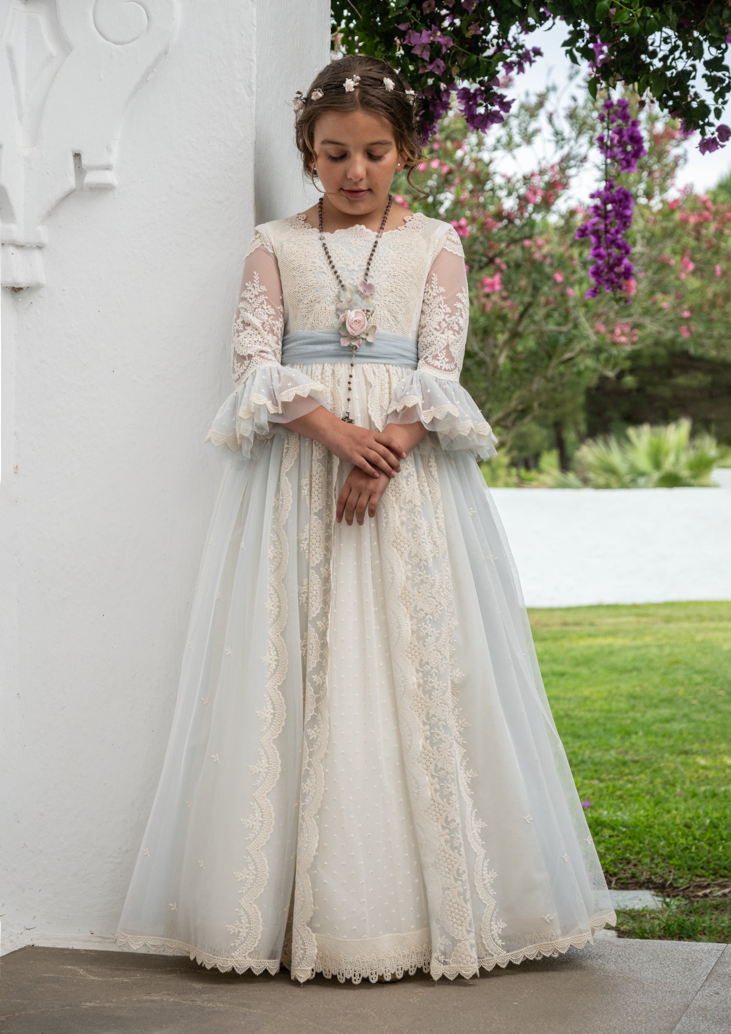 Vestido crudo decorado con bordado y detalles azul claro CAYETANA - marca Manuela Macías