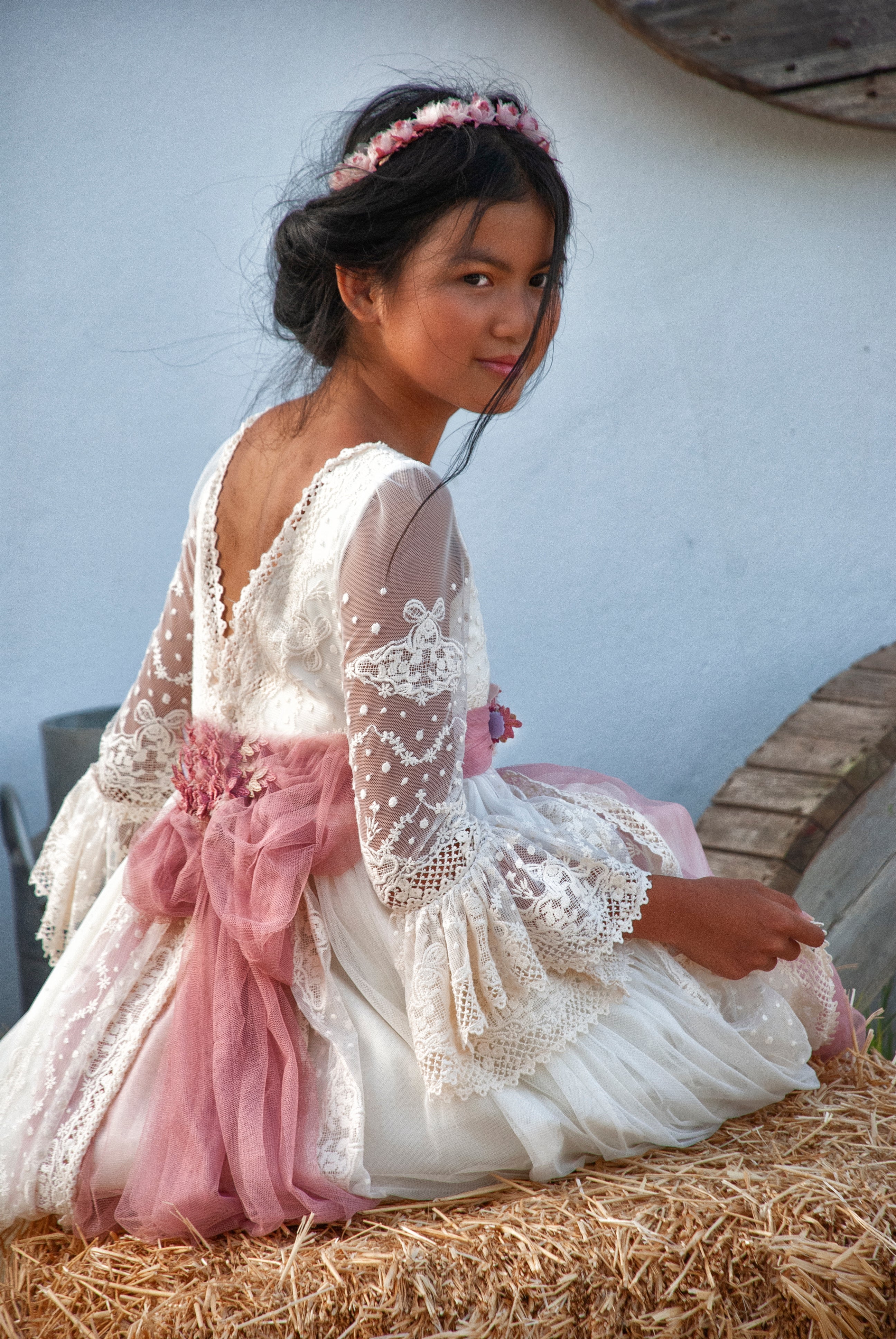 Vestido color crudo con tela rico bordada y lazo tono rosa - BUGANVILLA - marca Mon Air