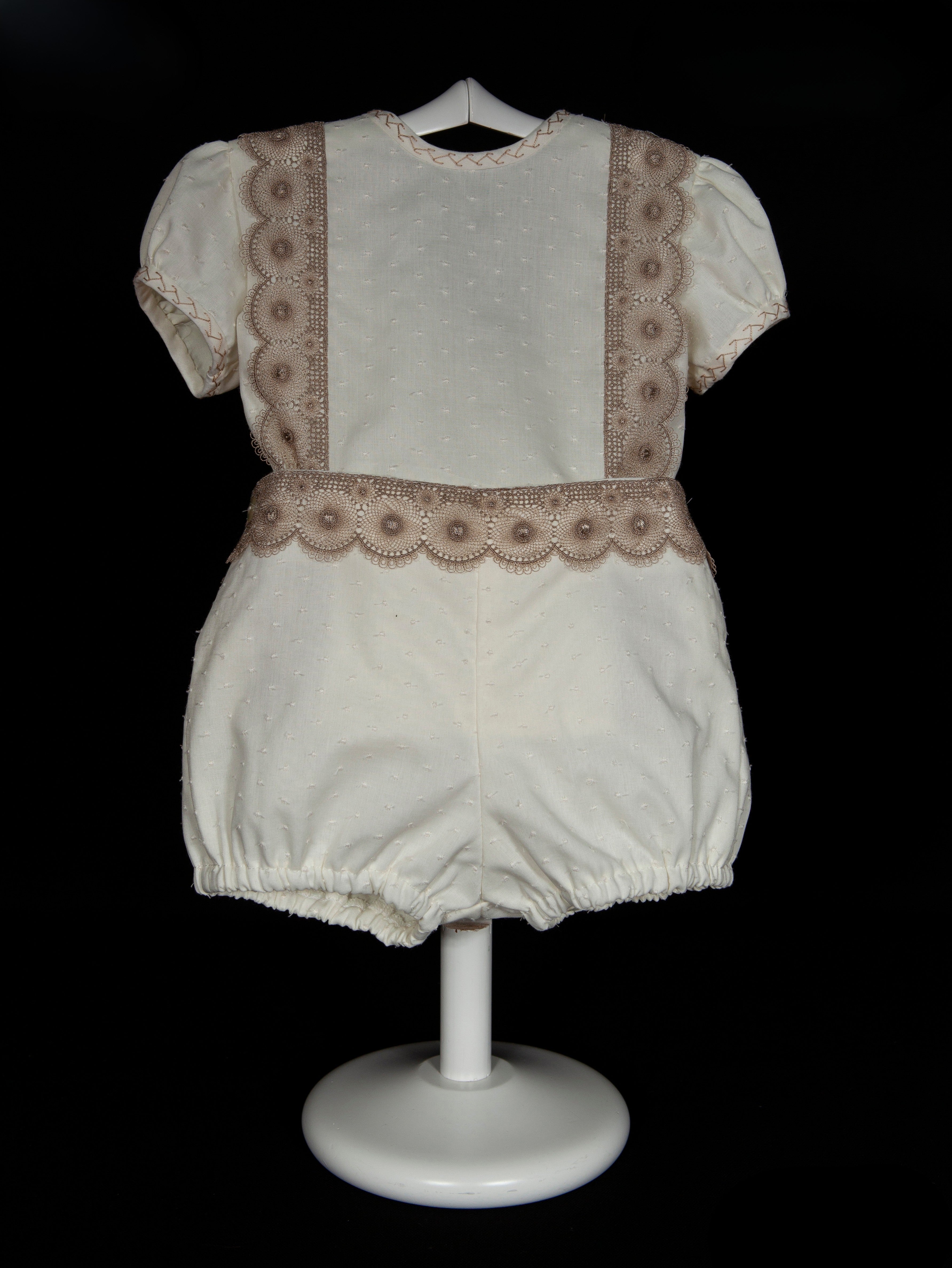 Conjunto para bautizo tela plumeti decorado con encaje - 2697 - marca Mimosines