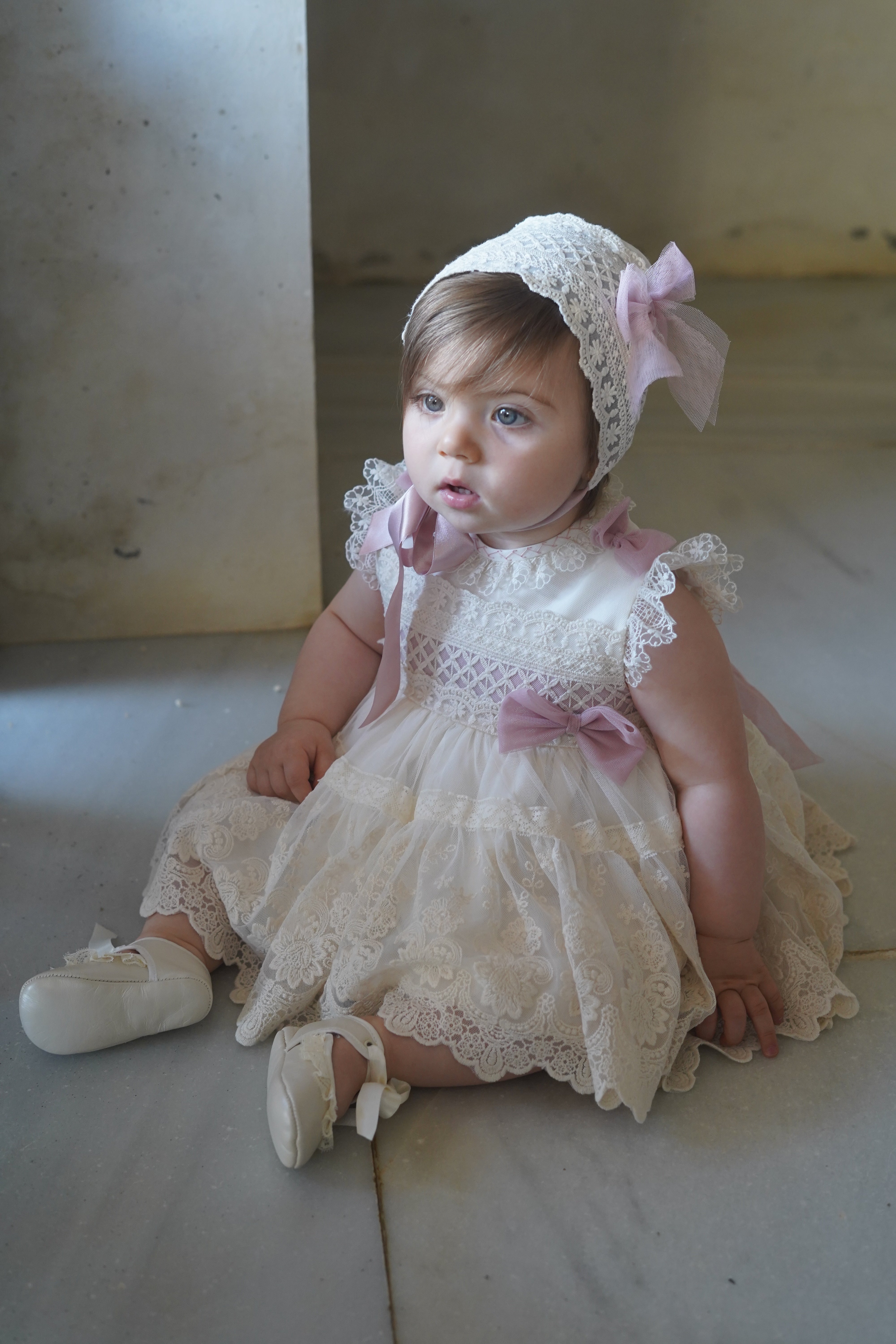 Vestido para bautizo con manga corta de encaje crudo y rosa con braguita y gorro - 3022 - marca Mimosines
