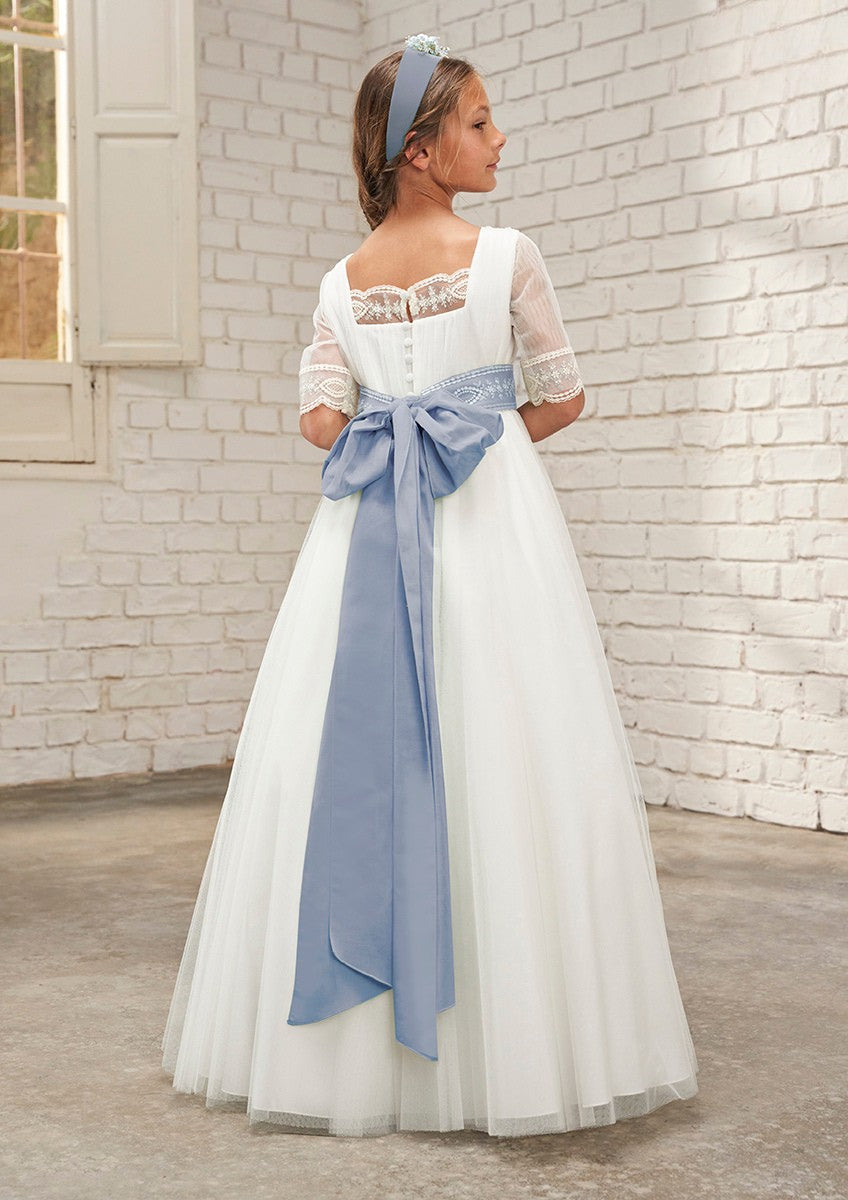 Vestido blanco con manga tres cuartos y cinturón color azul de lino para comunión niña - 637023MD - marca Amaya