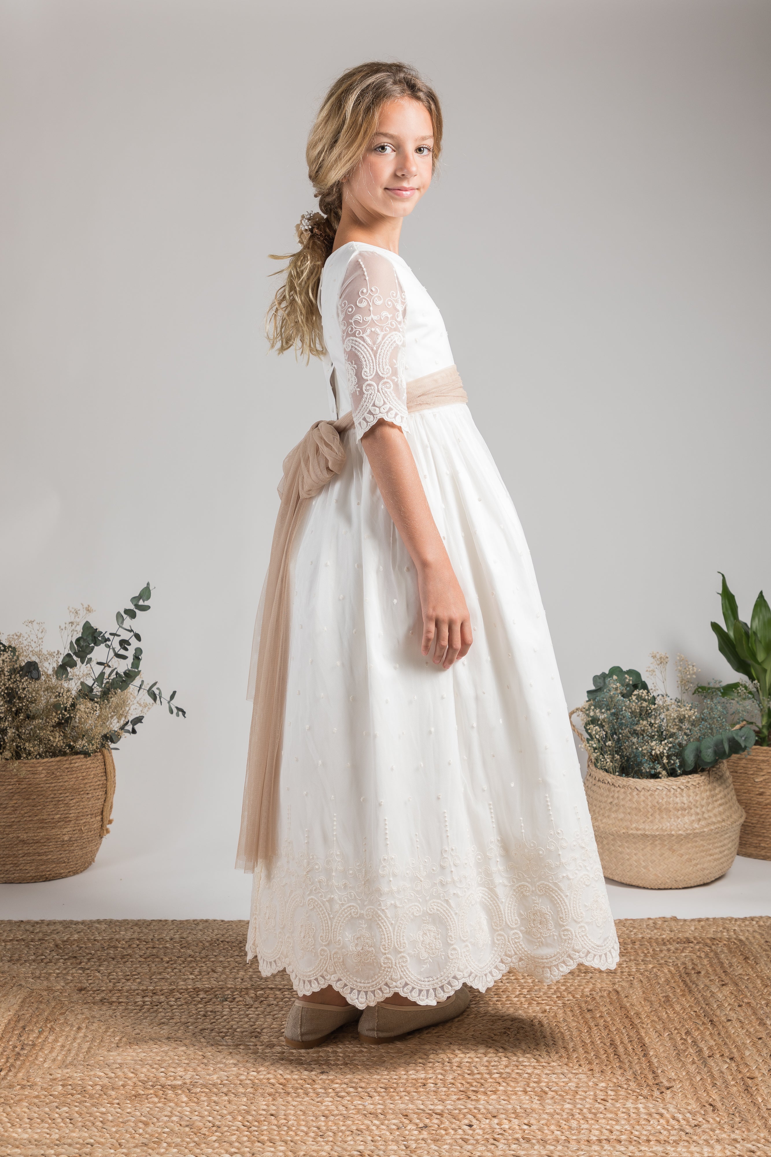 Vestido de tul crudo con cinturón color arena para comunión niñas - ALEJANDRE - marca Coordinanos