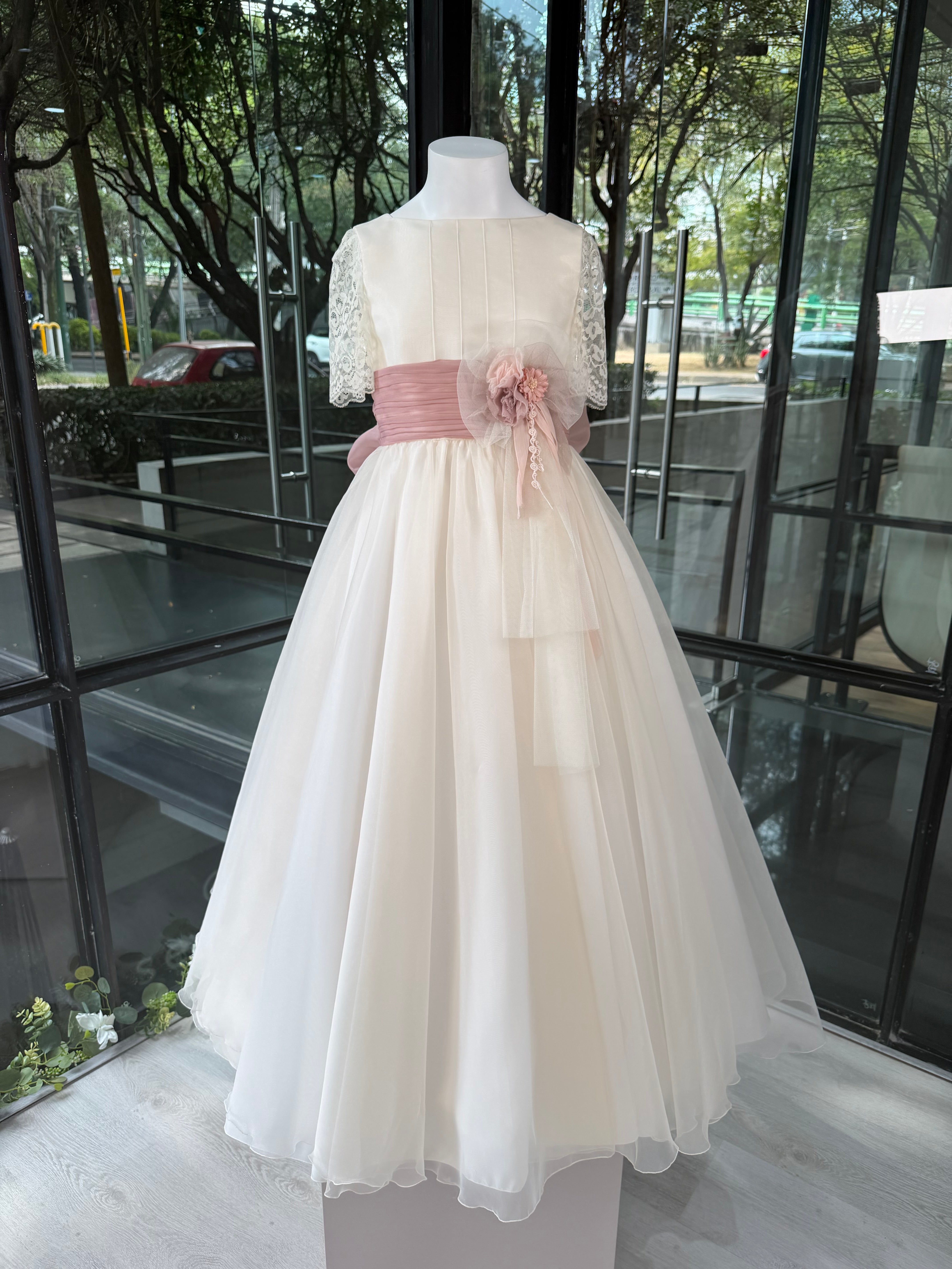 Vestido largo tono crudo con lazada rosa para comunión - L108 - marca Marla