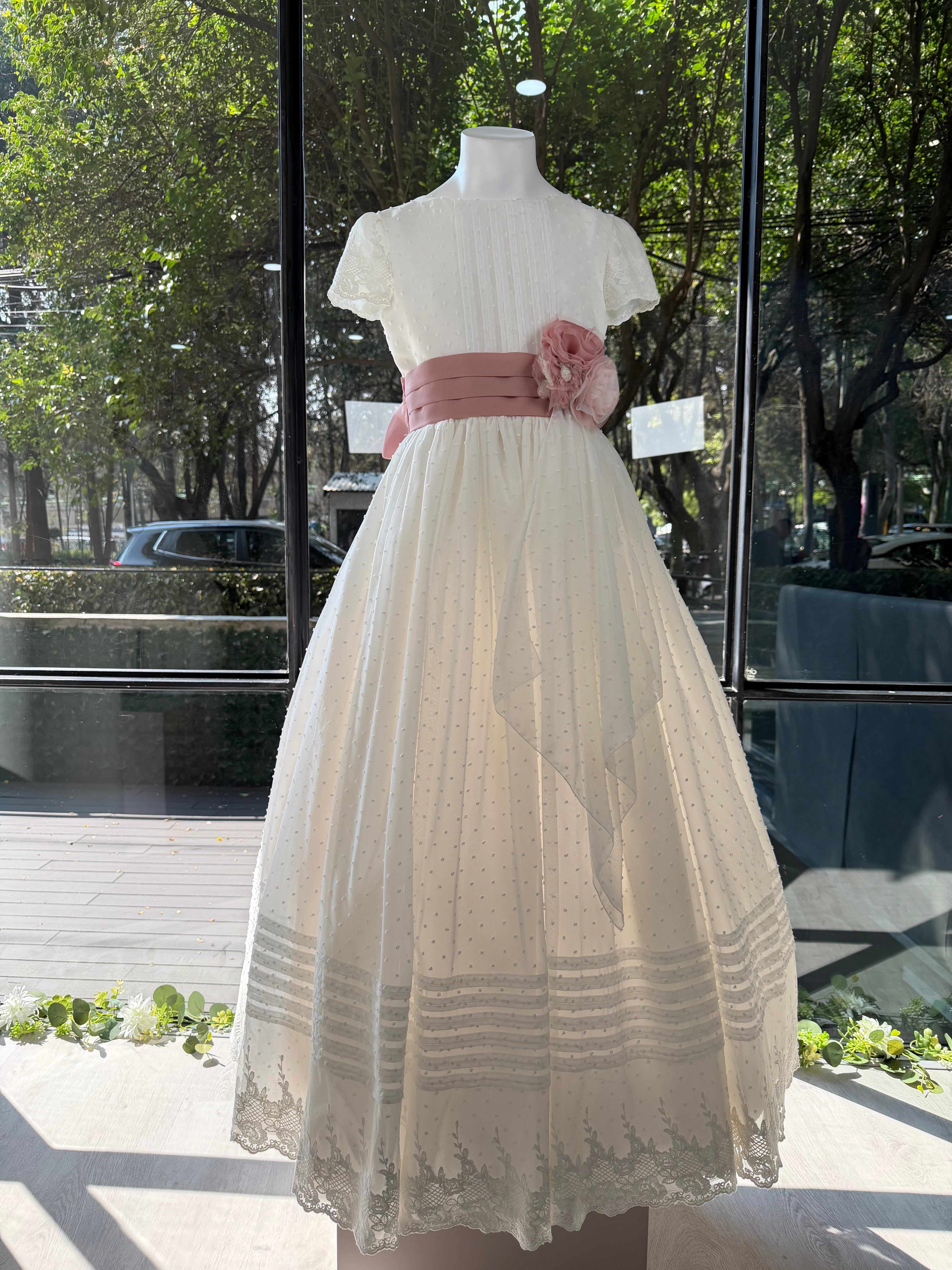 Vestido largo blanco con cinturón y falda en tonos rosa para comunión - L213 - marca Marla