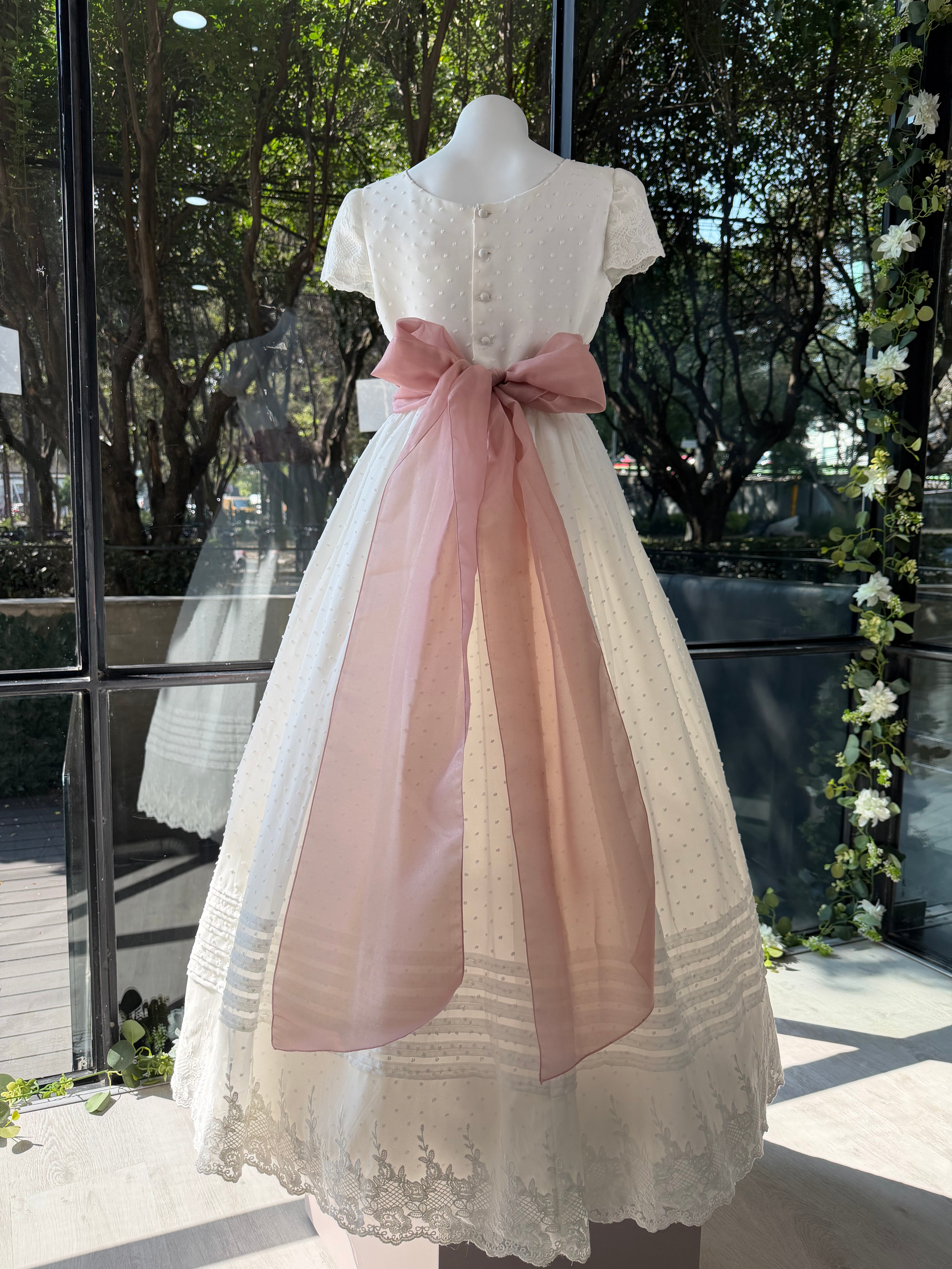Vestido largo blanco con cinturón y falda en tonos rosa para comunión - L213 - marca Marla