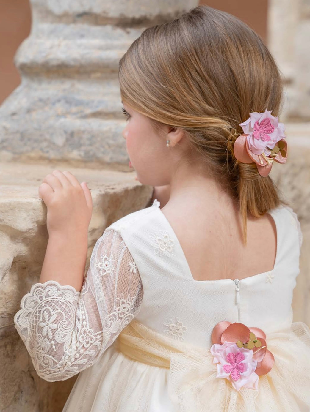 Vestido tono marfil decorado con bordados para bautizo - ROSALIE - marca Alhuka