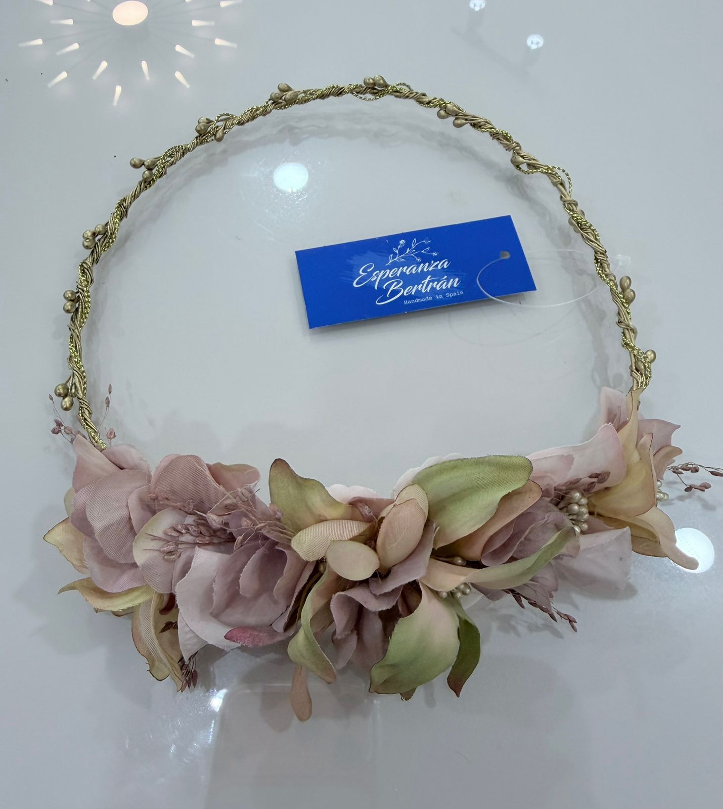 Corona con flores lila y verde CO-2108 ROSA- marca Esperanza Bertrán