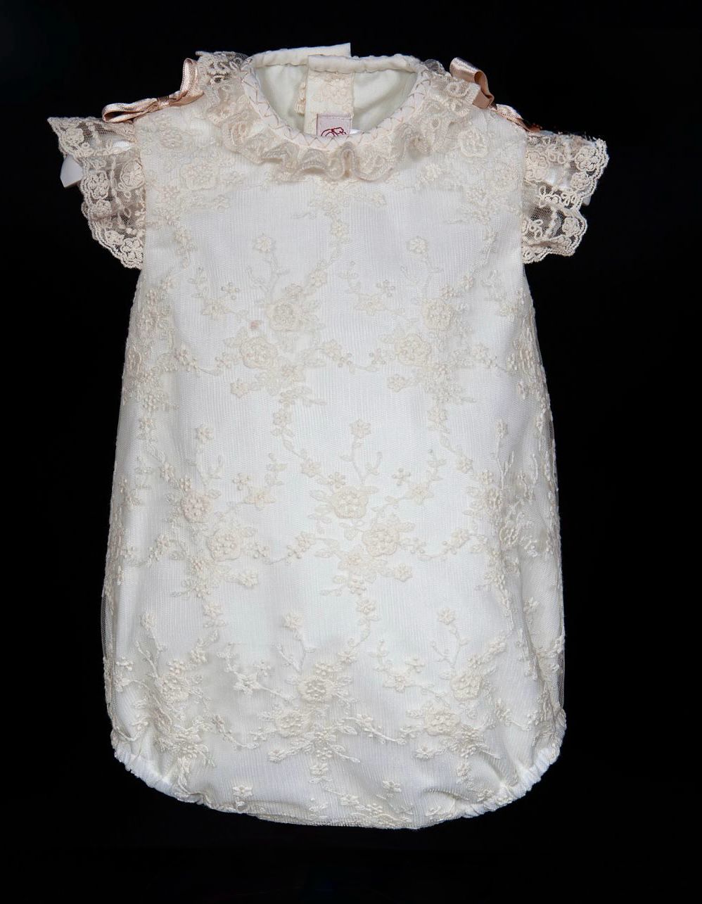 Conjunto para bautizo de encaje crudo con gorro y zapatitos - 2643 - marca Mimosines