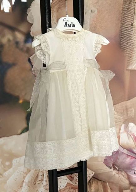 Vestido para bautizo de tul color crudo decorado con encaje para niña  - M211 - marca Marla