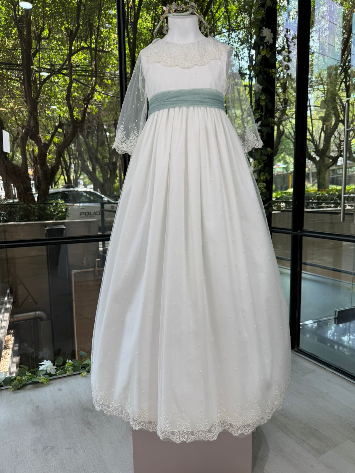 Vestido blanco decorado con bordado de flores para comunión niña - CAYETANA - marca Flor de C