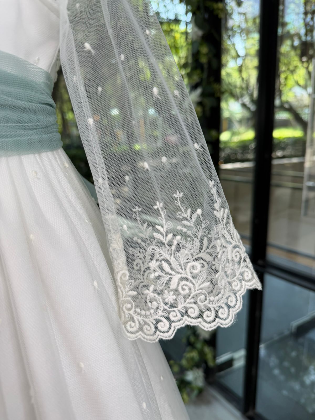 Vestido blanco decorado con bordado de flores para comunión niña - CAYETANA - marca Flor de C