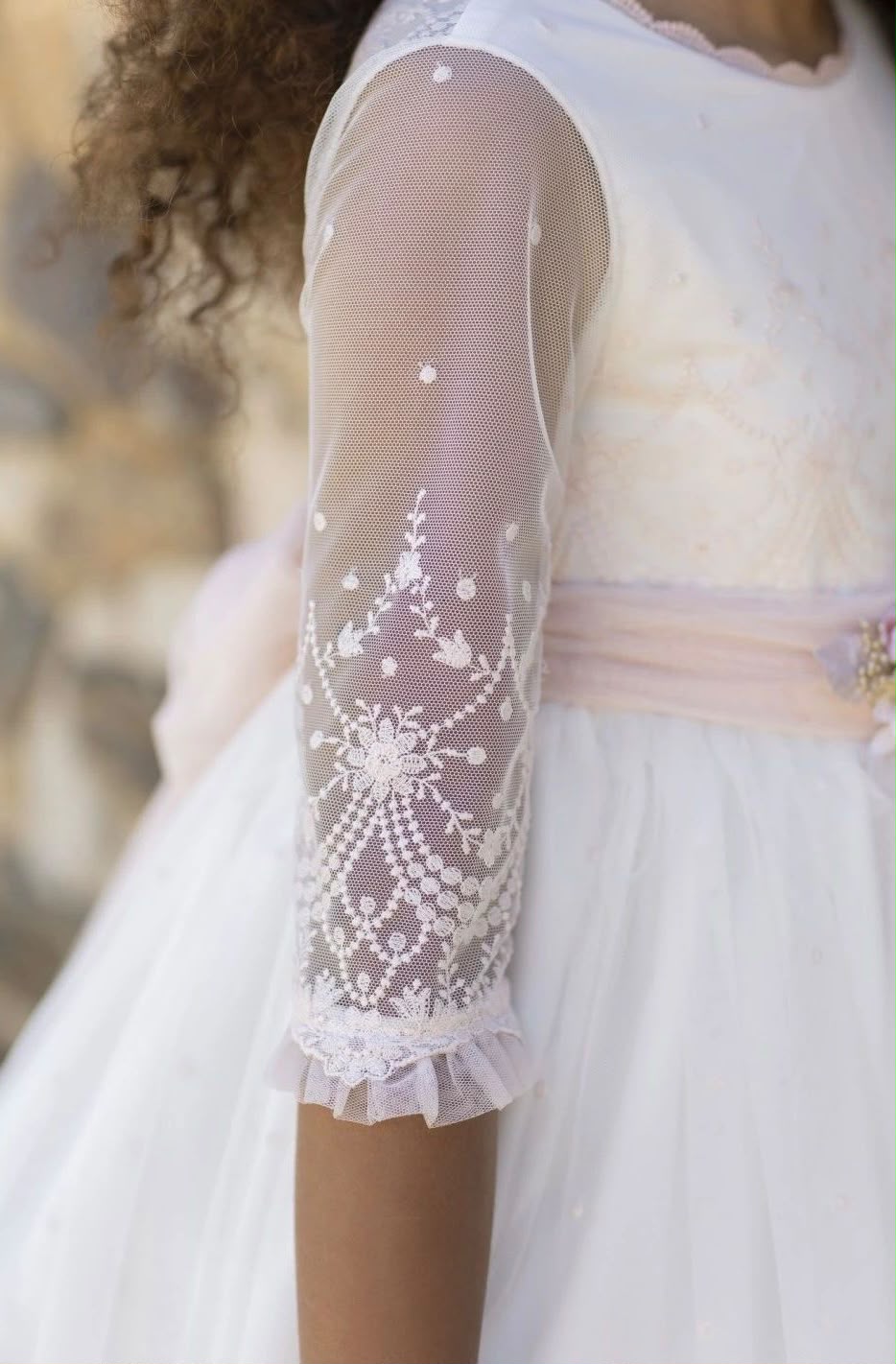 Vestido decorado con bordado de aire floral y cinturón rosa claro para comunión niña - LUNEL - marca Alhuka