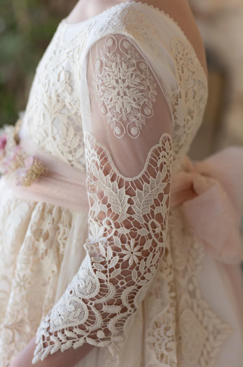 Vestido decorado con bordado de inspiración vintage para comunión niña - ALIRA - marca Alhuka