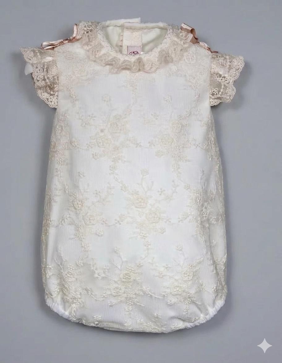 Mameluco para bautizo de encaje floral bordado en tono crudo con gorro y zapatitos - 2643 - marca Mimosines