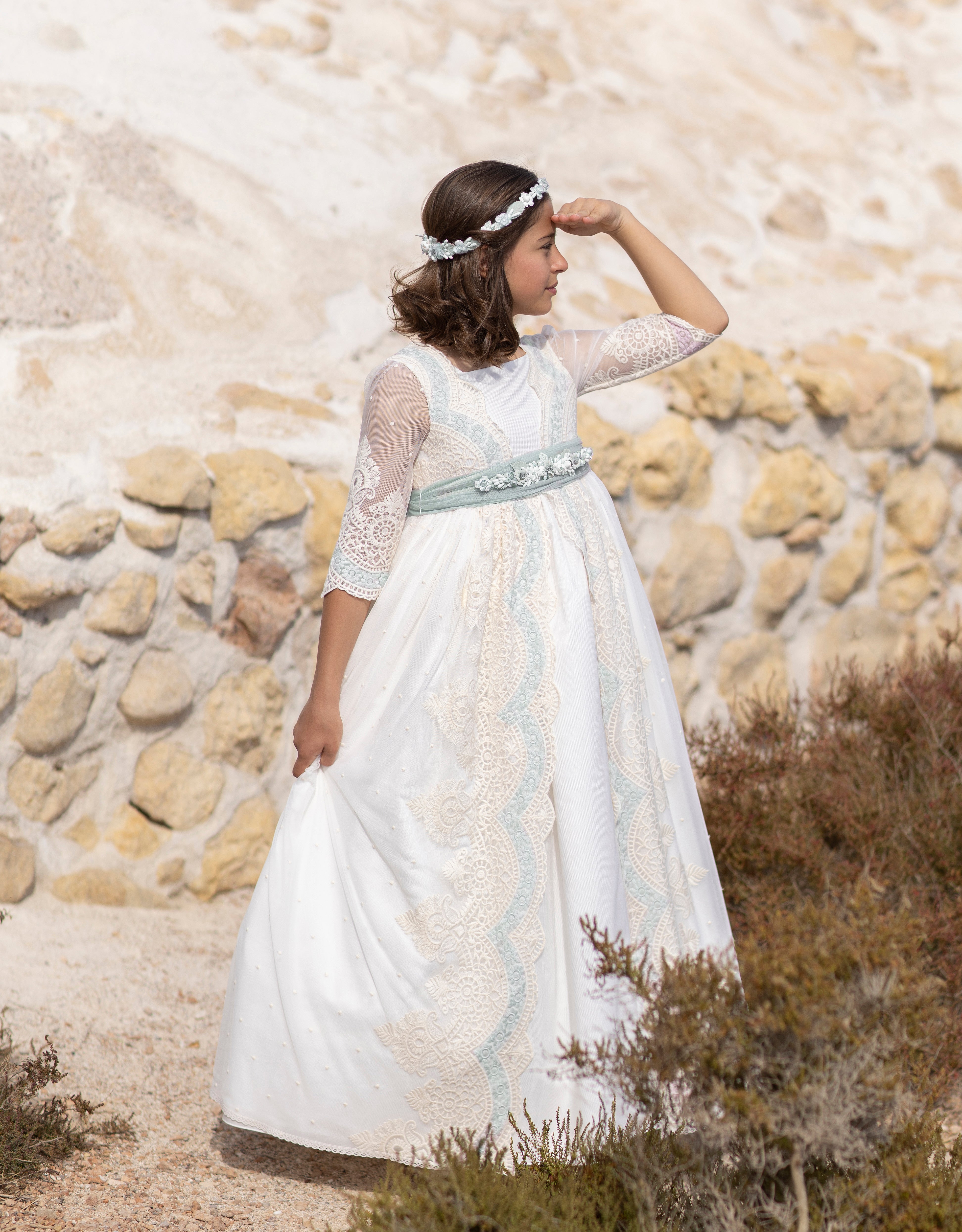 Vestido color crudo decorado con bordado tonos verde agua y crudo para comunión niñas - EVELYN VERDE - marca Alhuka