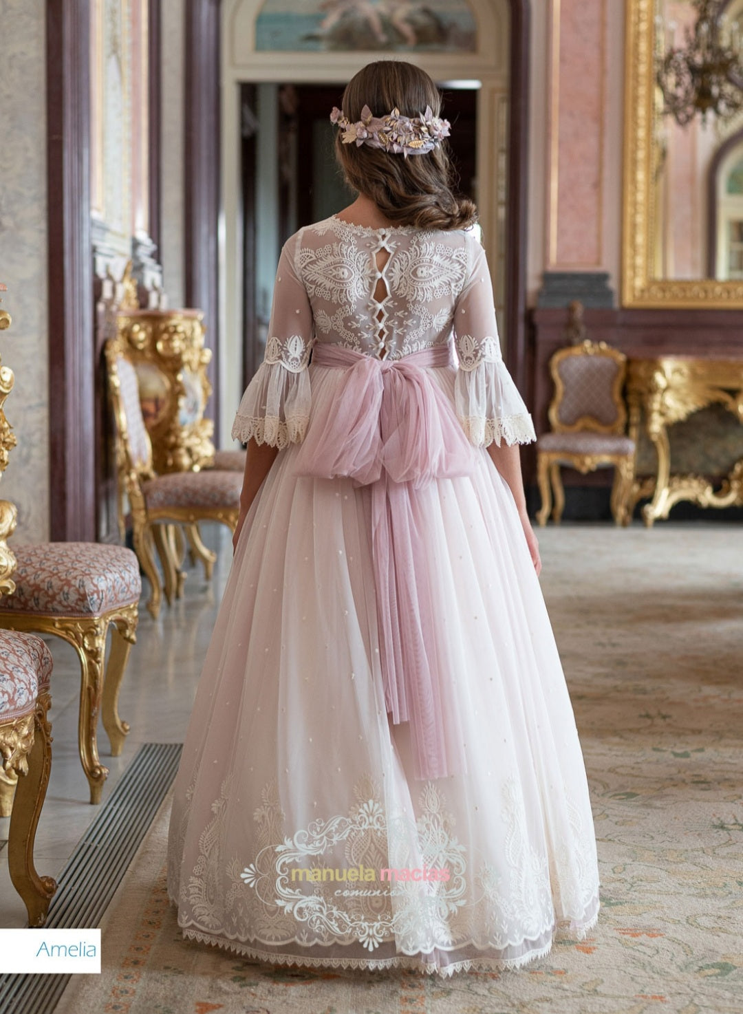 Vestido largo crudo con lazada rosa para comunión AMELIA - marca Manuela Macías (corona de flores incluida)