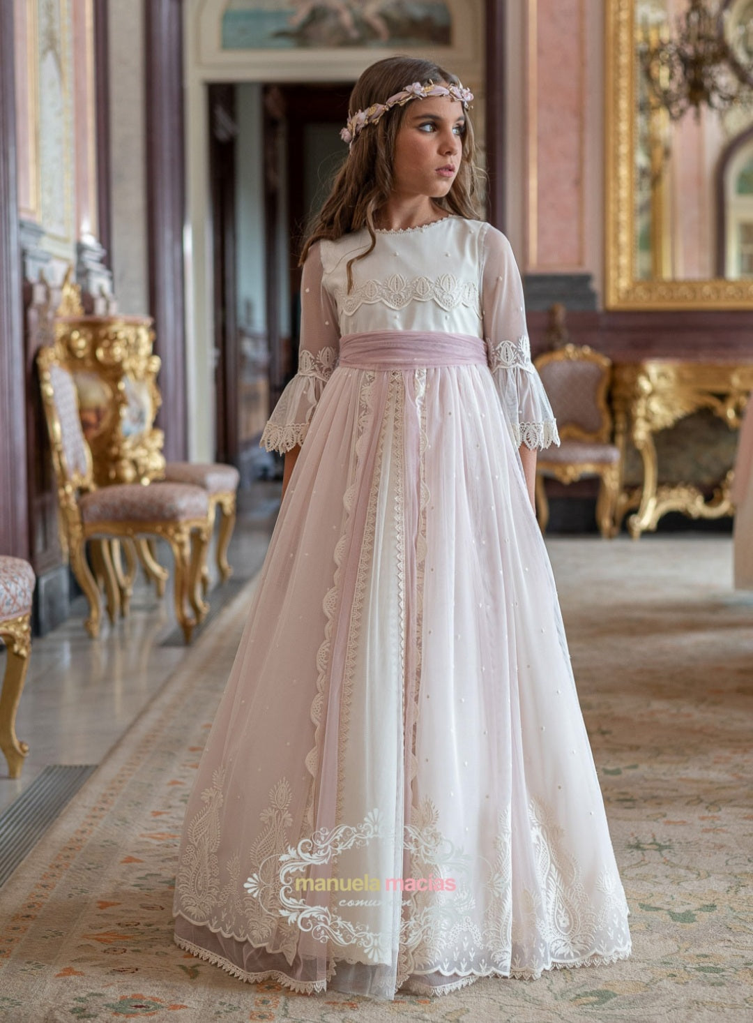 Vestido largo crudo con lazada rosa para comunión AMELIA - marca Manuela Macías (corona de flores incluida)