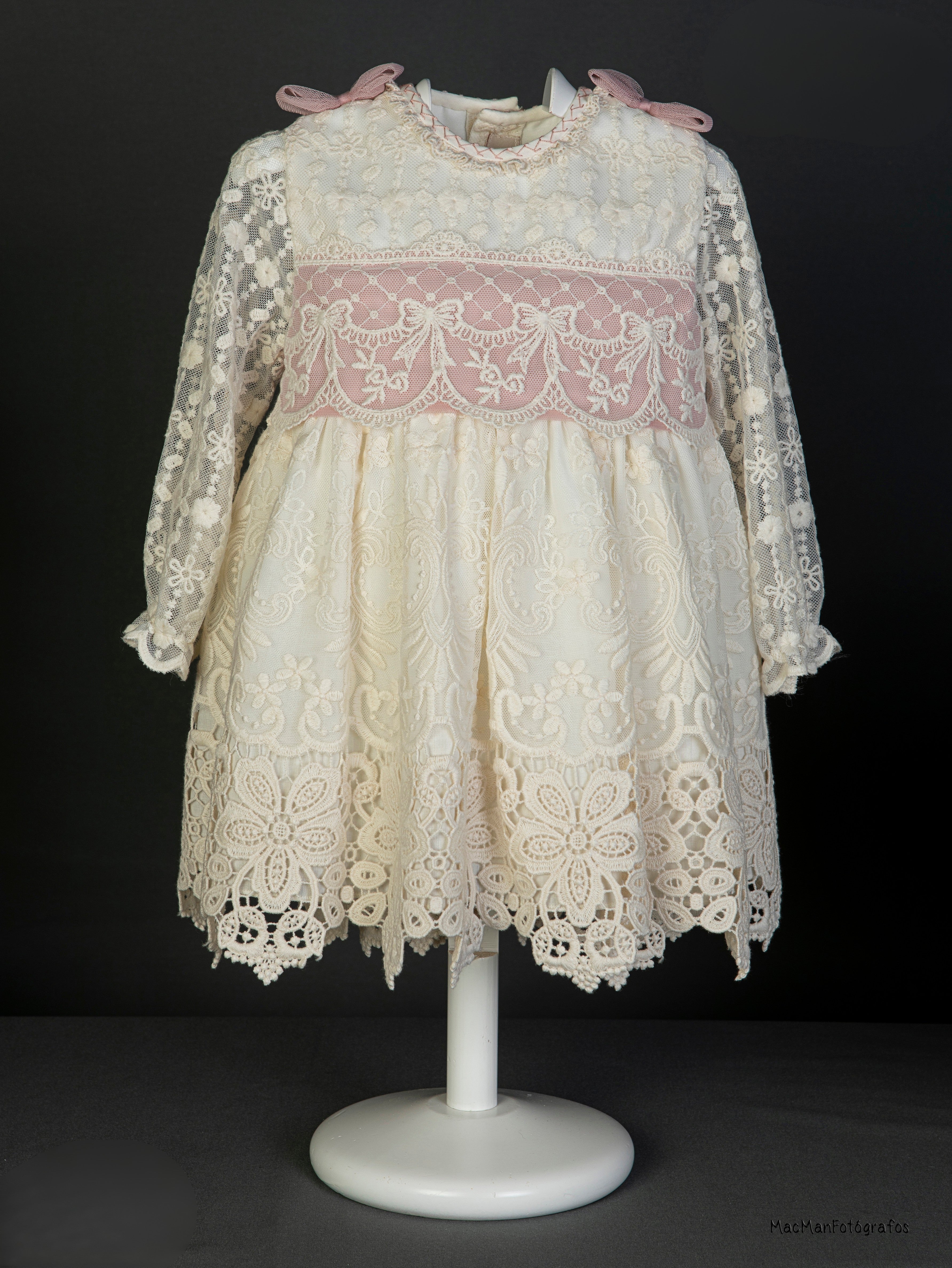 Vestido para bautizo en encaje crudo y rosa con braguita y gorro - 3101 - marca Mimosines