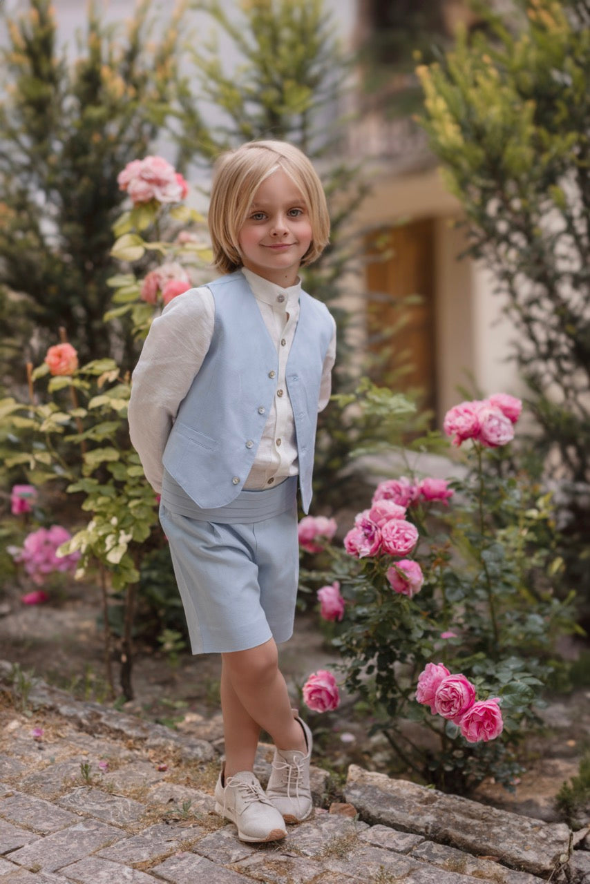 Traje de lino con chaleco y pantalón corto color AZUL CLARO para niños - 590 - marca Mimilú